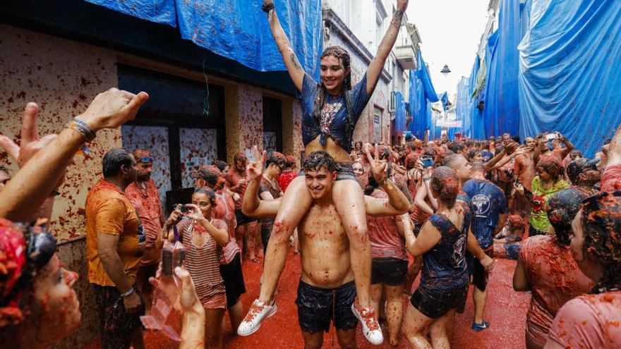 Visitantes disfrutando la tomatina 2017.