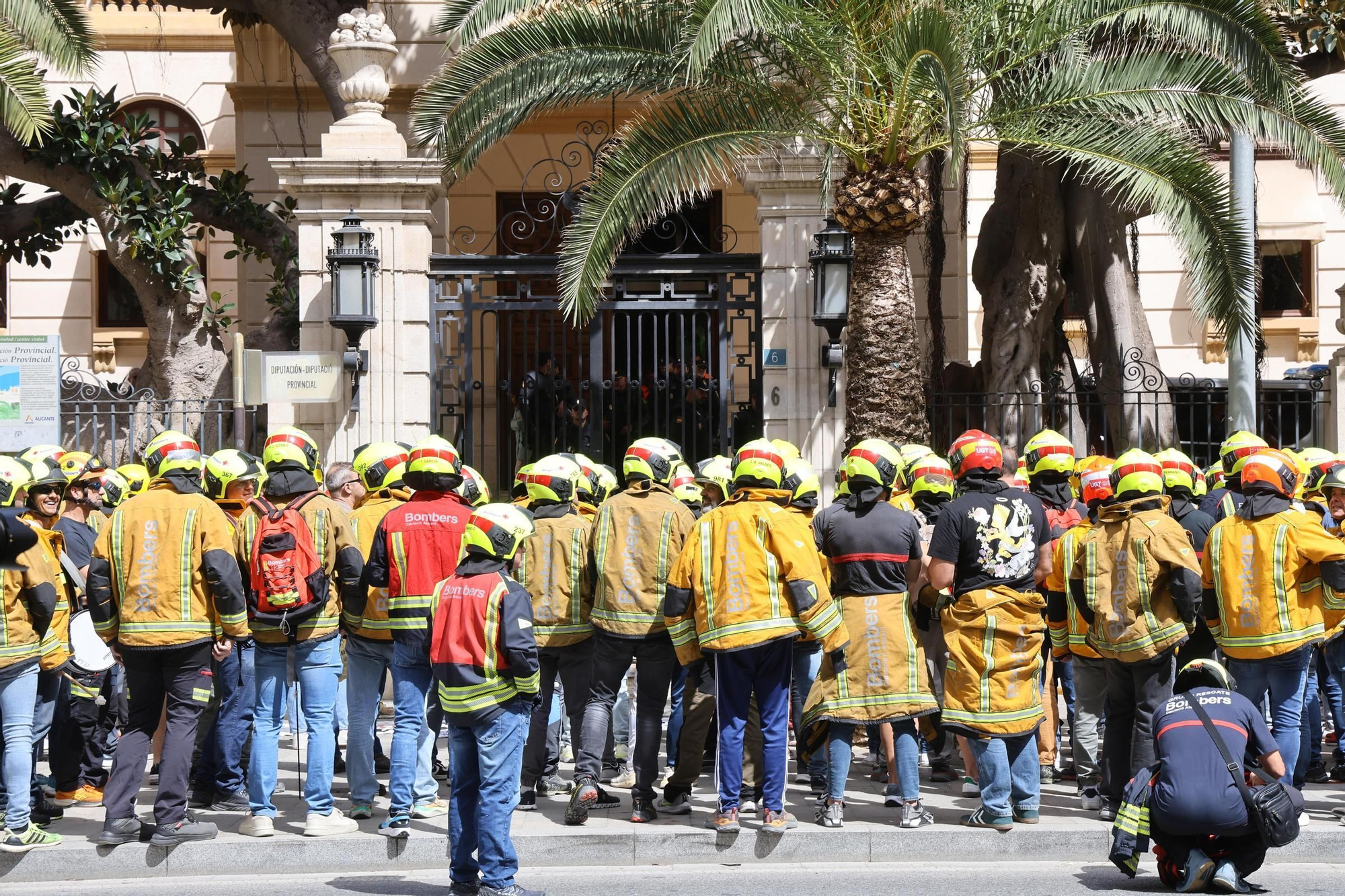Protesta de los bomeros frente a la Diputación de Alicante