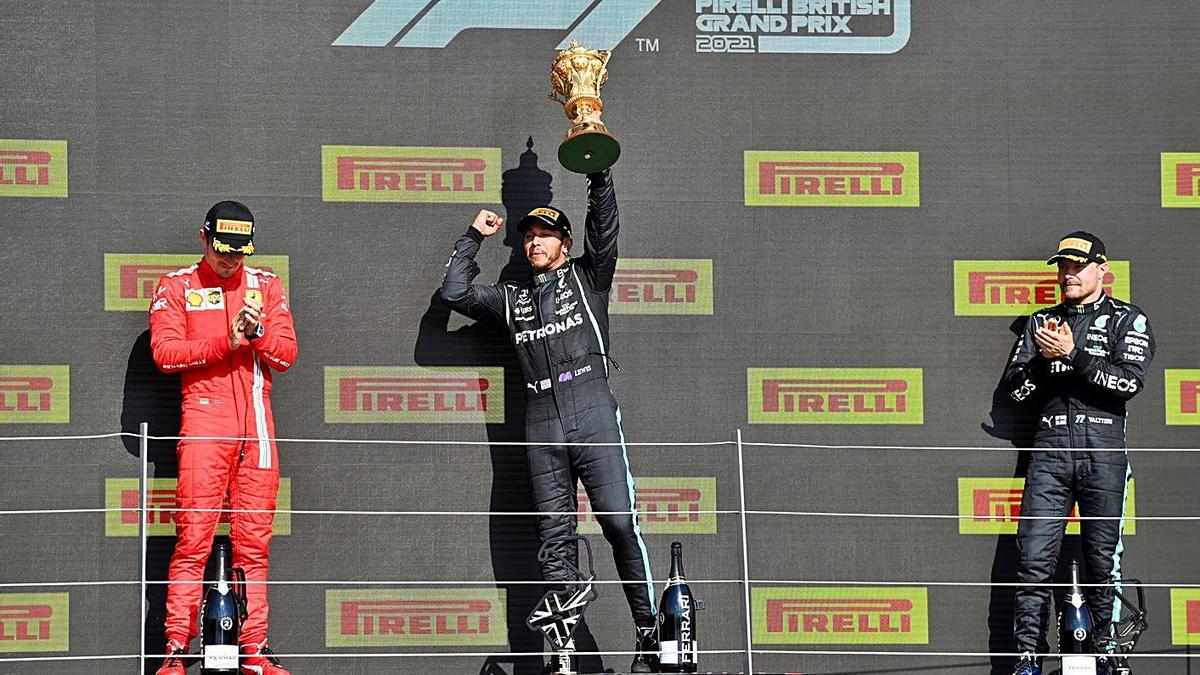 Lewis Hamilton aixecant el trofeu de guanyador.  | EFE/ANDY RAIN