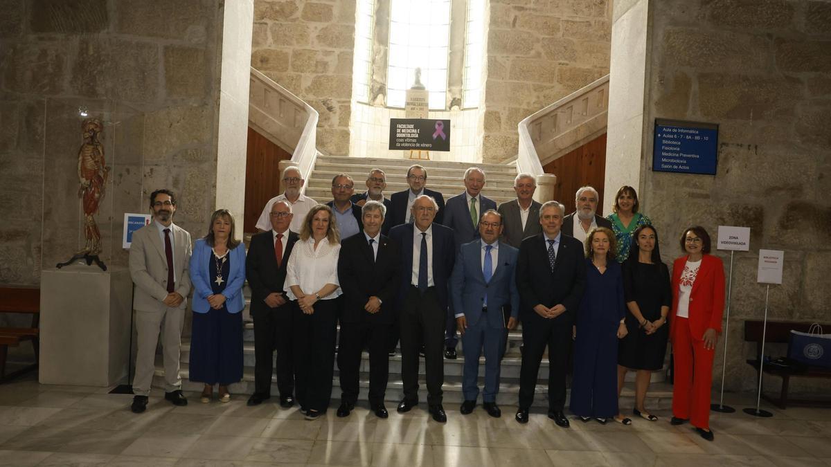 El nuevo decano junto a su equipo y su antecesor, y autoridades asistentes al acto.