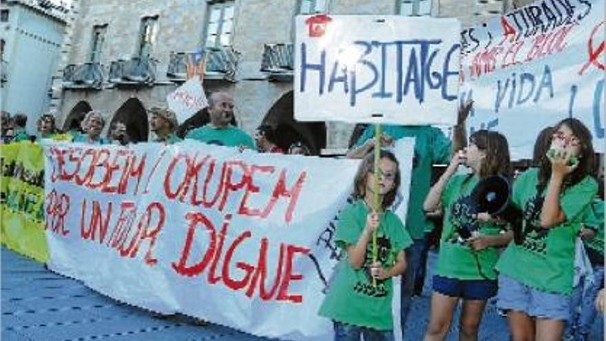 Els manifestants al final del recorregut, a la plaça Major de Manresa, on es van fer els parlaments