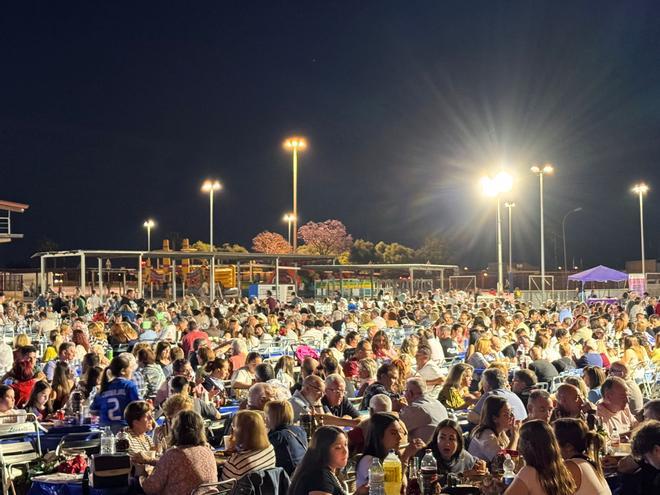 Más de 2.400 personas disfrutan de la cena de ‘pa i porta’