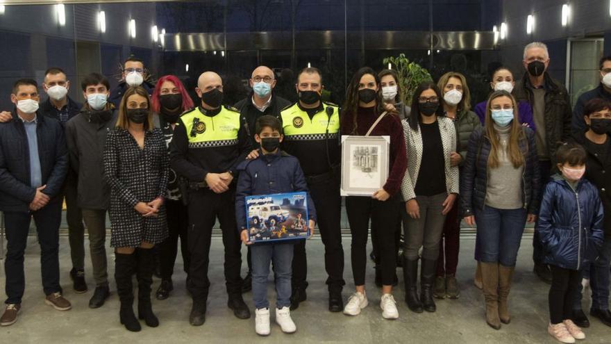 Parte de la Corporación municipal junto a Nico, los agentes Carlos y Ángel y la enfermera Olga durante el acto de reconocimiento por el salvamento del niño. | PILAR CORTÉS