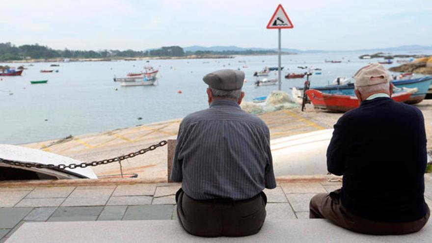 Una pareja de ancianos en A Illa. //N. Parga