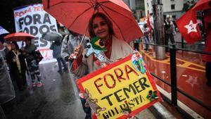 Manifestantes participan en una protesta este domingo 21 de mayo en la avenida Paulista en Sao Paulo pidiendo la renuncia de Temer.