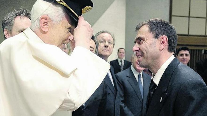 Benedicto XVI, saludando a un piloto de Alitalia, ayer, en el Vaticano.