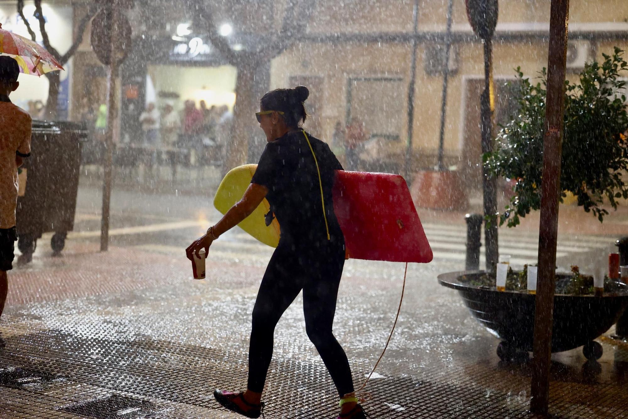 Disfraces pasados por agua en las Fiestas de Sant Joan