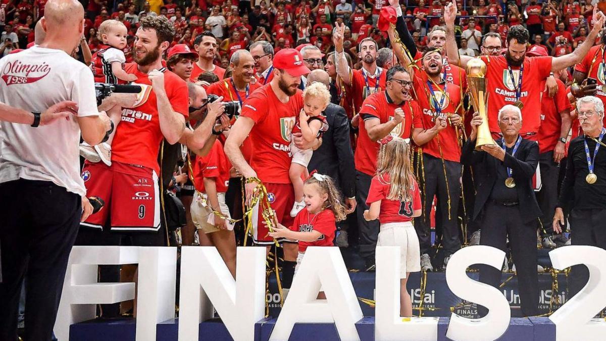 El Olimpia Milano, con Sergio en el centro de la imagen, festejando el título de campeón de Italia. | | OLIMPIAMI1936