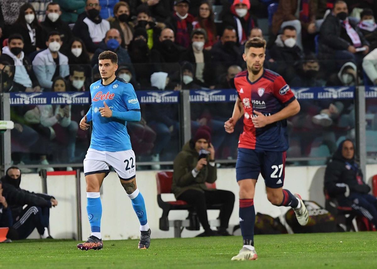 Grassi junto a Di Lorenzo en el Cagliari-Nápoles.