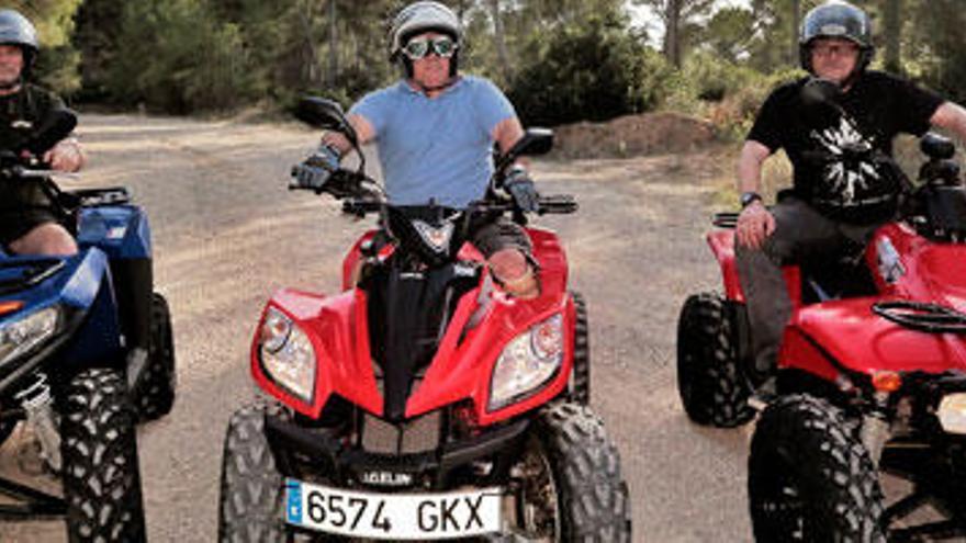 Juan Bautista Rodríguez acompañado por Pep Lluís Reynés y Thorsten Kazula durante una ruta forestal por Mallorca en quad.