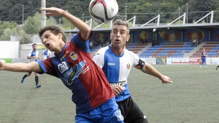 El azulgrana Luis Nuño y el arlequinado Ginés pugnan por hacerse con el balón .