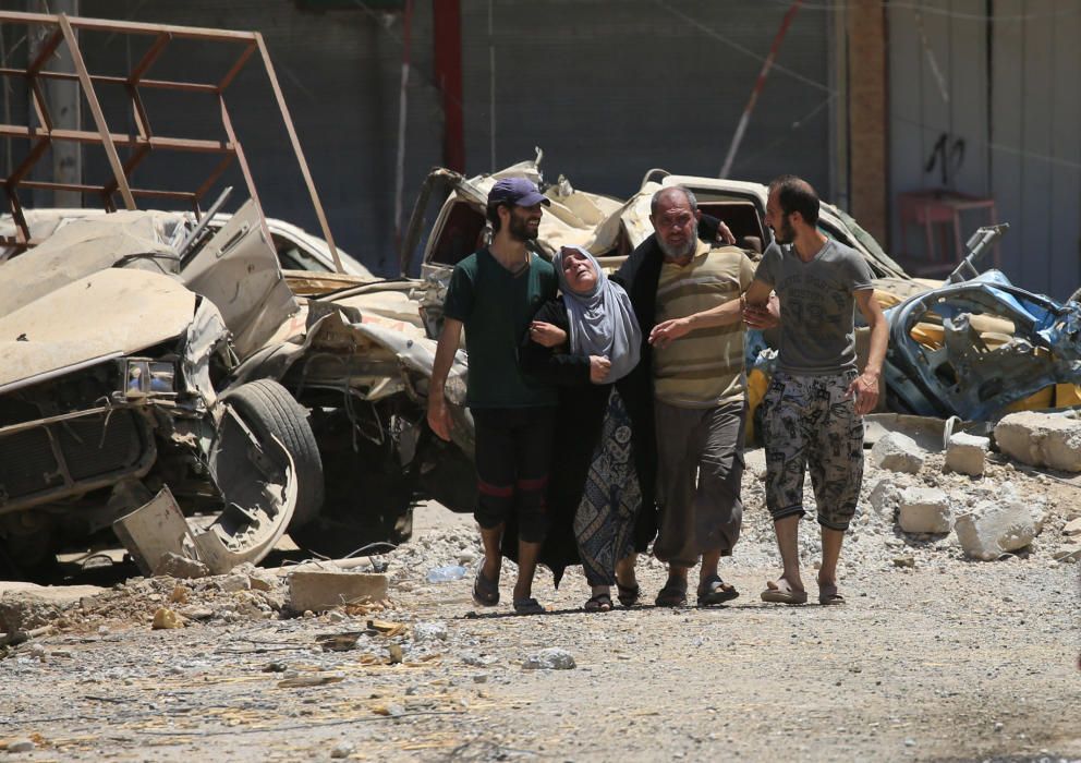 Desplazados iraquíes huyen de sus hogares durante una pelea entre fuerzas iraquíes y militantes islámicos en el barrio de al-Zanjili, al norte del distrito de la ciudad vieja de Mosul, Irak. REUTERS.