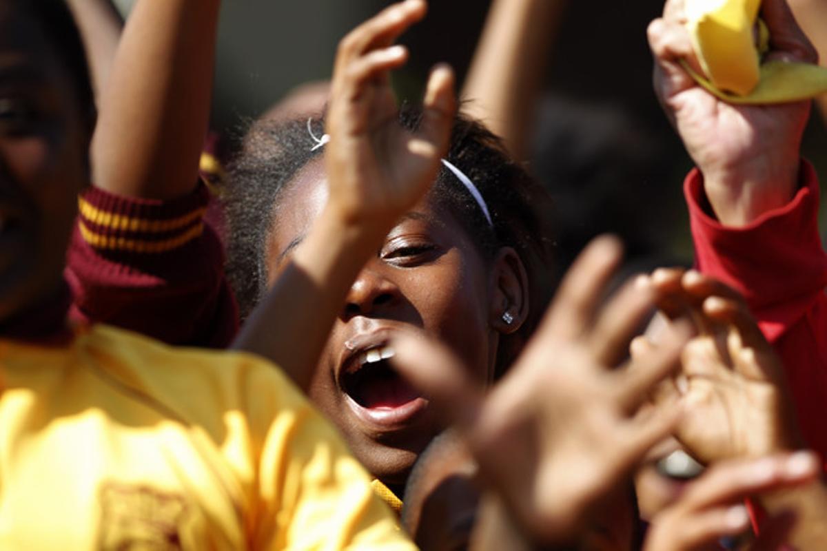 Els nens de l’escola primària de Tsatsi animen els jugadors de la selecció sud-africana.