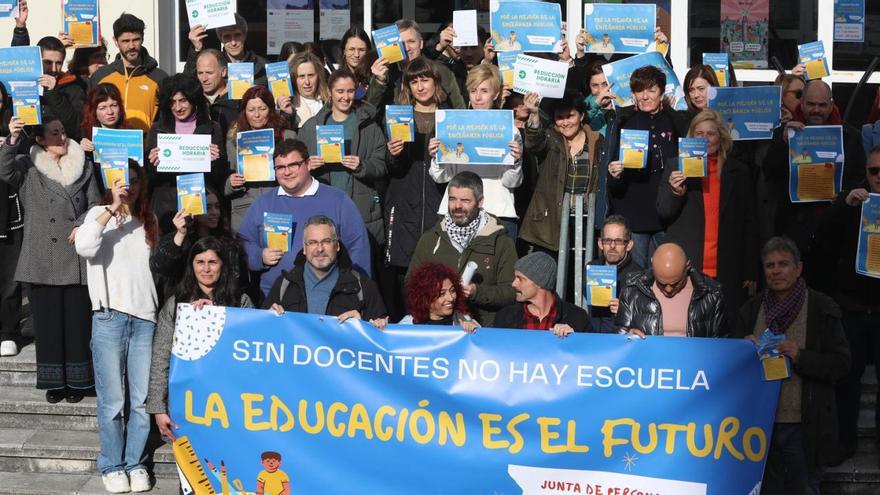 Los sindicatos docentes llevan sus reivindicaciones a las puertas del IES La Ería