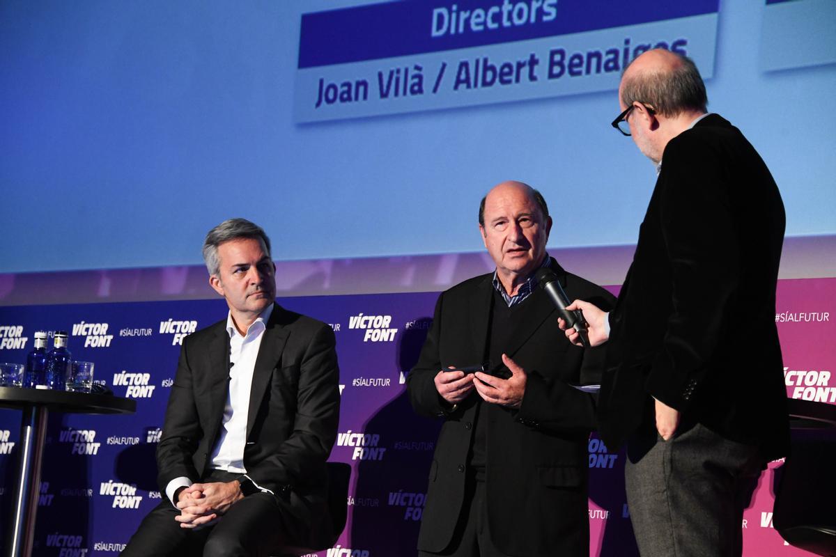 Víctor Font observa a Joan Vilà en la exposición del proyecto deportivo de su candidatura.