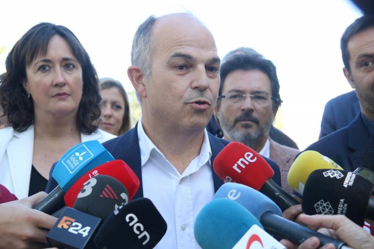 El secretario general de Junts, Jordi Turull, atendiendo los medios de comunicación a la Feria de San Miquel de Lleida