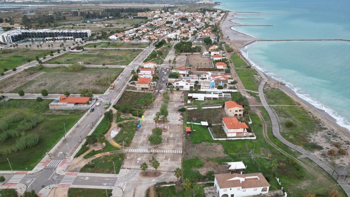 Imagen tomada con dron de la zona en la que estarán ubicados los chiringuitos, al lado del paseo marítimo de madera.