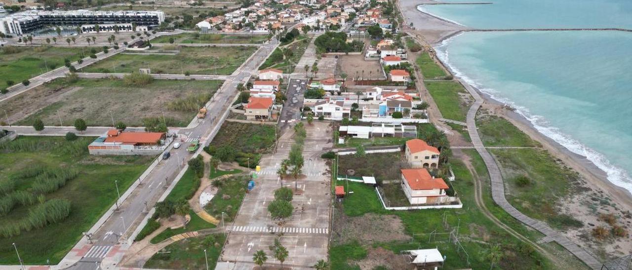 Imagen tomada con dron de la zona en la que estarán ubicados los chiringuitos, al lado del paseo marítimo de madera.