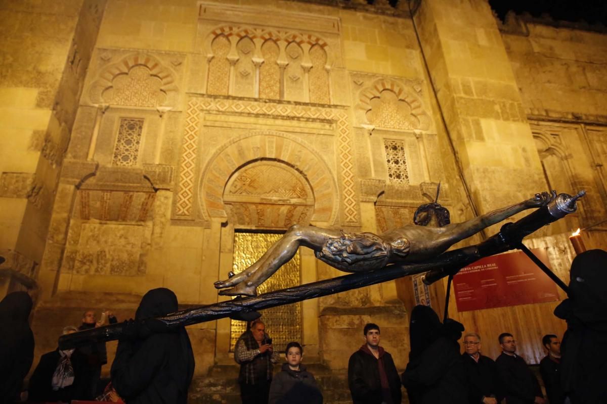 El Vía Crucis enseña el recogimiento de la Semana Santa cordobesa