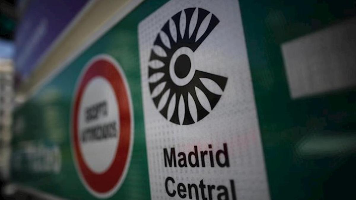 Señal de tráfico con el logo de Madrid Central