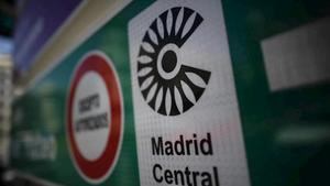 Señal de tráfico con el logo de Madrid Central.