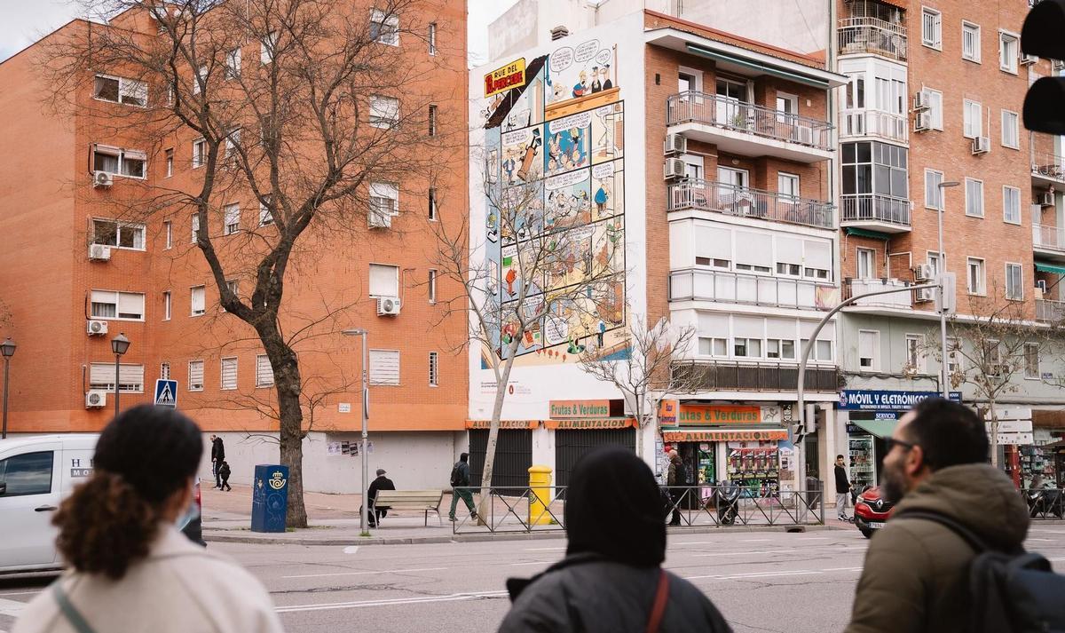 Vecinos ante el mural situado en el número 46 de la calle General Ricardos.