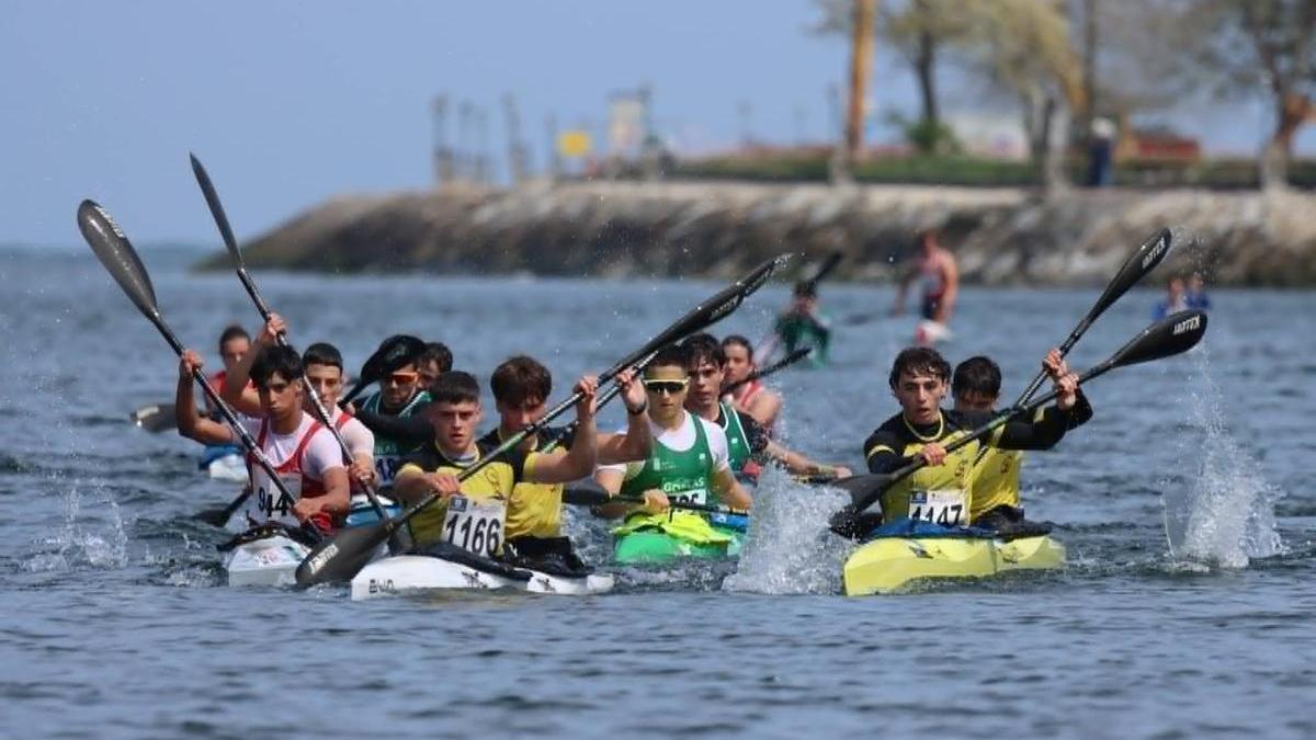 Los piragüistas durante el Regional en la ría de Navia.