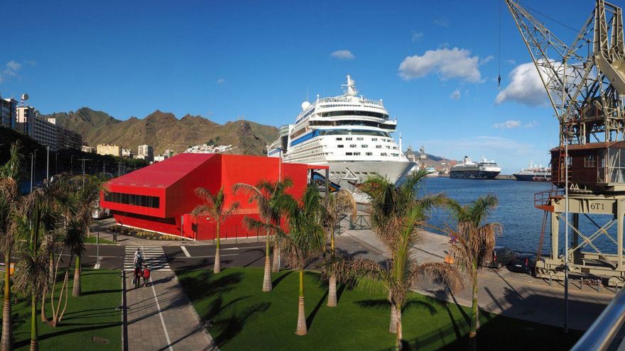 La grúa expuesta junto a la Estación de Cruceros | | E.D.