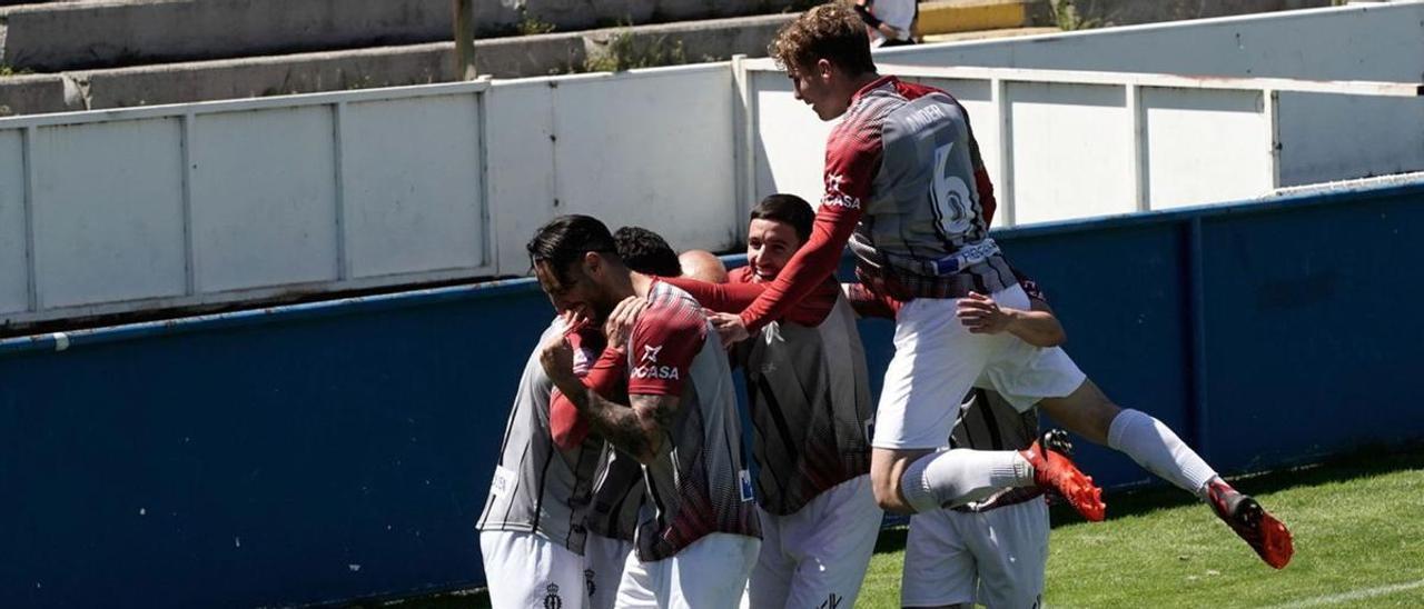 Los jugadores del Avilés  celebran uno de los goles de  Sergio García. | Área 11