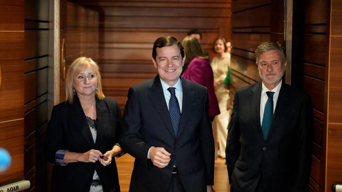 Leticia García, junto a Alfonso Fernández Mañueco y Francisco Vázquez, en el pleno de investidura autonómica del pasado mes de junio.