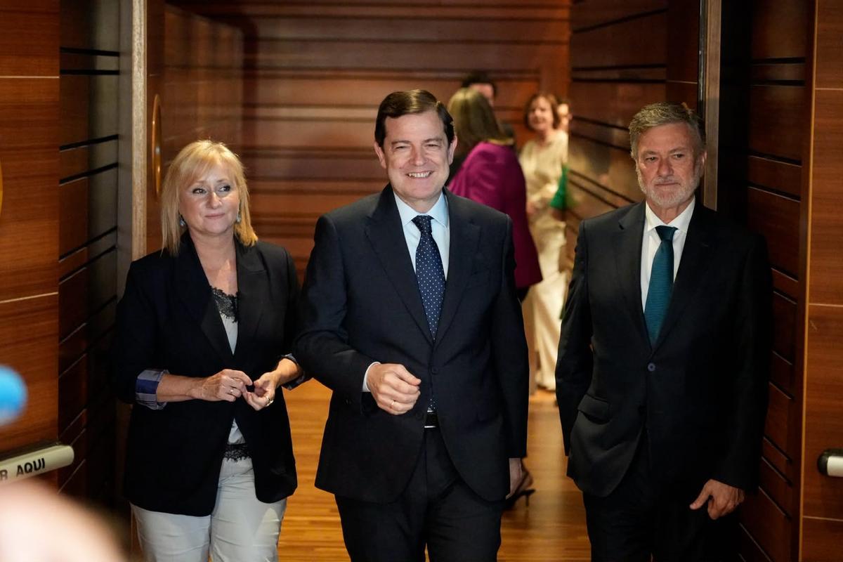 Alfonso Fernández Mañueco abandona el hemiciclo, tras ser votad presidente, junto a la portavoz del Partido Popular en las Cortes, Leticia García, y el presidente de la cámara, Francisco Vázquez.
