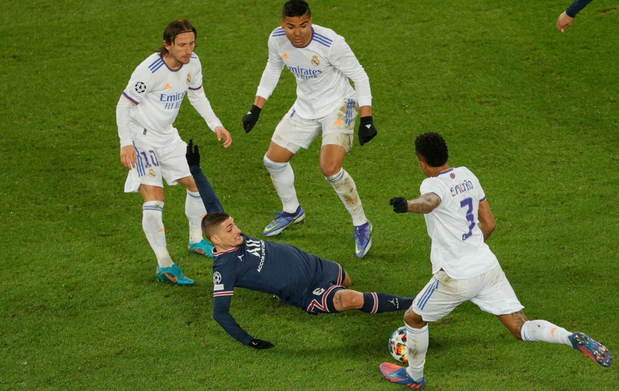 Militao despeje ante Verratti en el partido entre PSG y Real Madrid en París.