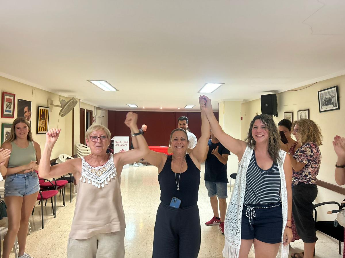 Mariló Jover; nueva presidenta de la agrupación; Eva Delgado, secretaria general; y Esther Donate, líder comarcal del partido y parte de la lista de Delgado.