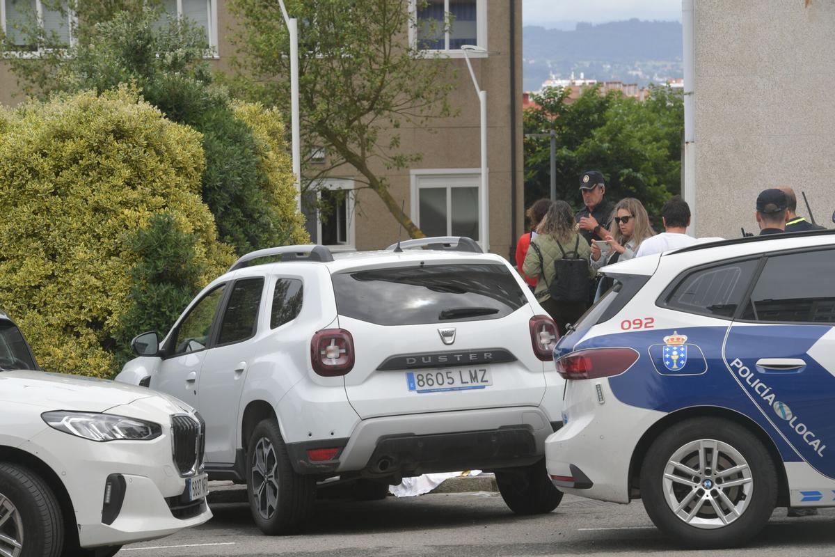 Policías nacionales y locales en la zona de Os Rosales, en A Coruña, donde un hombre ha sido apuñalado mortalmente en el cuello. Policías nacionales y locales en la zona de Os Rosales, en A Coruña, donde un hombre ha sido apuñalado mortalmente en el cuello.