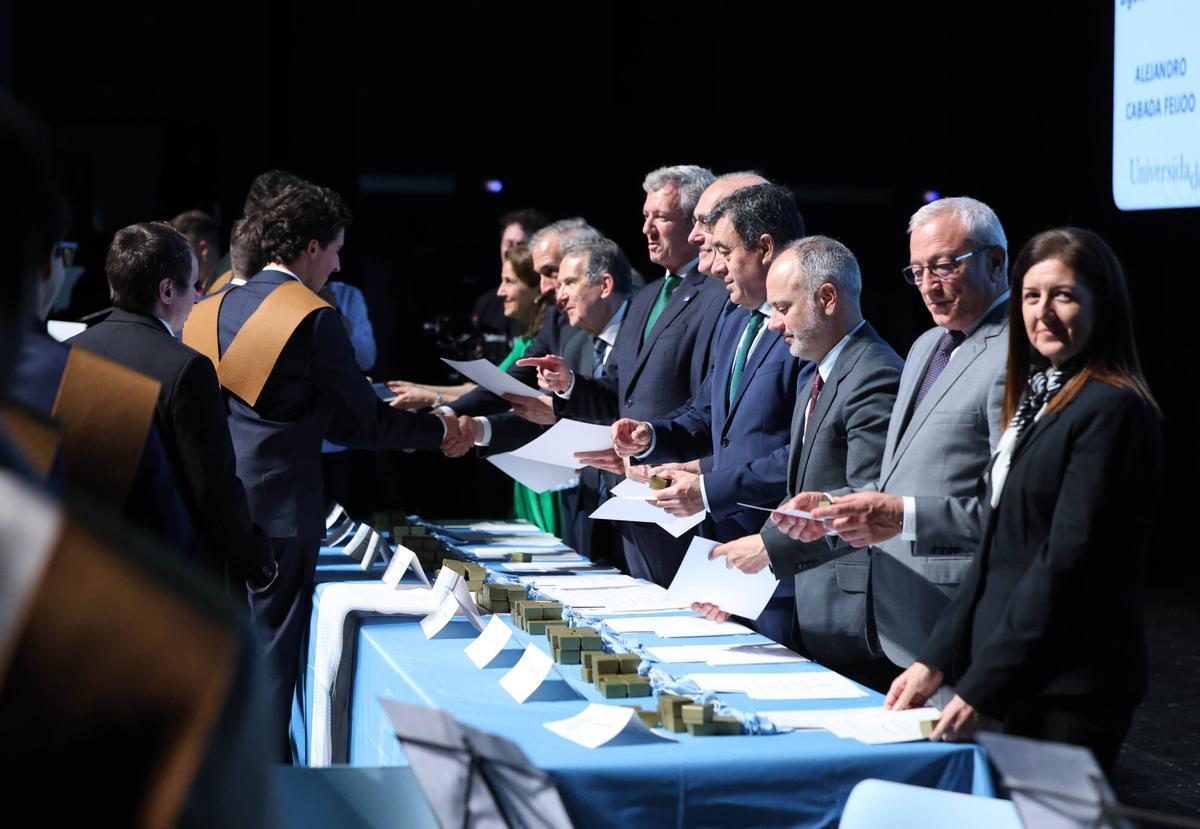 El Auditorio Mar de Vigo acogió la graduación de la Escuela de Ingeniería Industrial de la Universidade de Vigo. En el acto estuvieron presentes 282 alumnos y autoridades como Alfonso Rueda y Abel Caballero. El Auditorio Mar de Vigo acogió la graduación de la Escuela de Ingeniería Industrial de la Universidade de Vigo. En el acto estuvieron presentes 282 alumnos y autoridades como Alfonso Rueda y Abel Caballero.