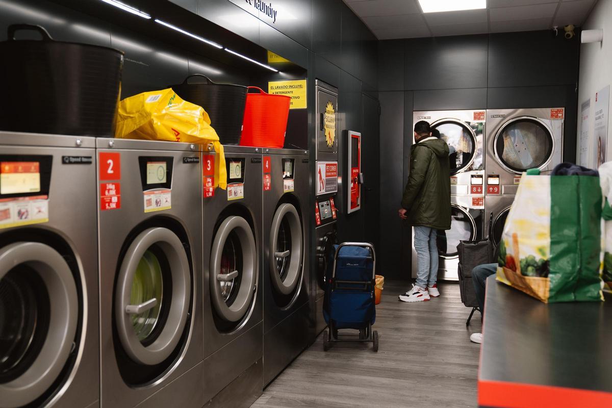 Las lavanderías autoservicio de Madrid hacen su "agosto" por las lluvias interminables