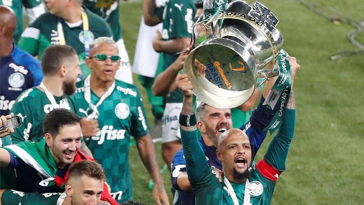Felipe Melo, capitán del Palmeiras, festeja la Copa do Brasil