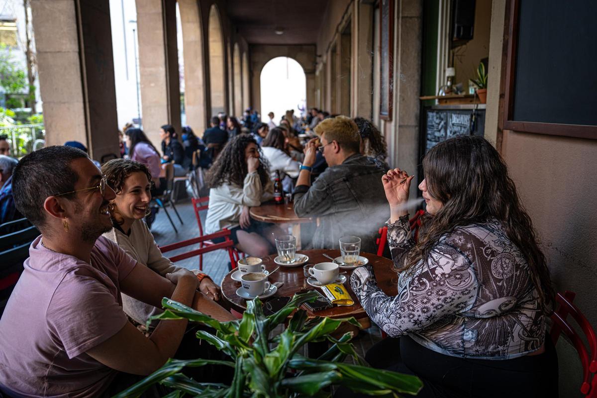 Personas fumando en una terraza del centro de la ciudad de Barcelona, en 2024