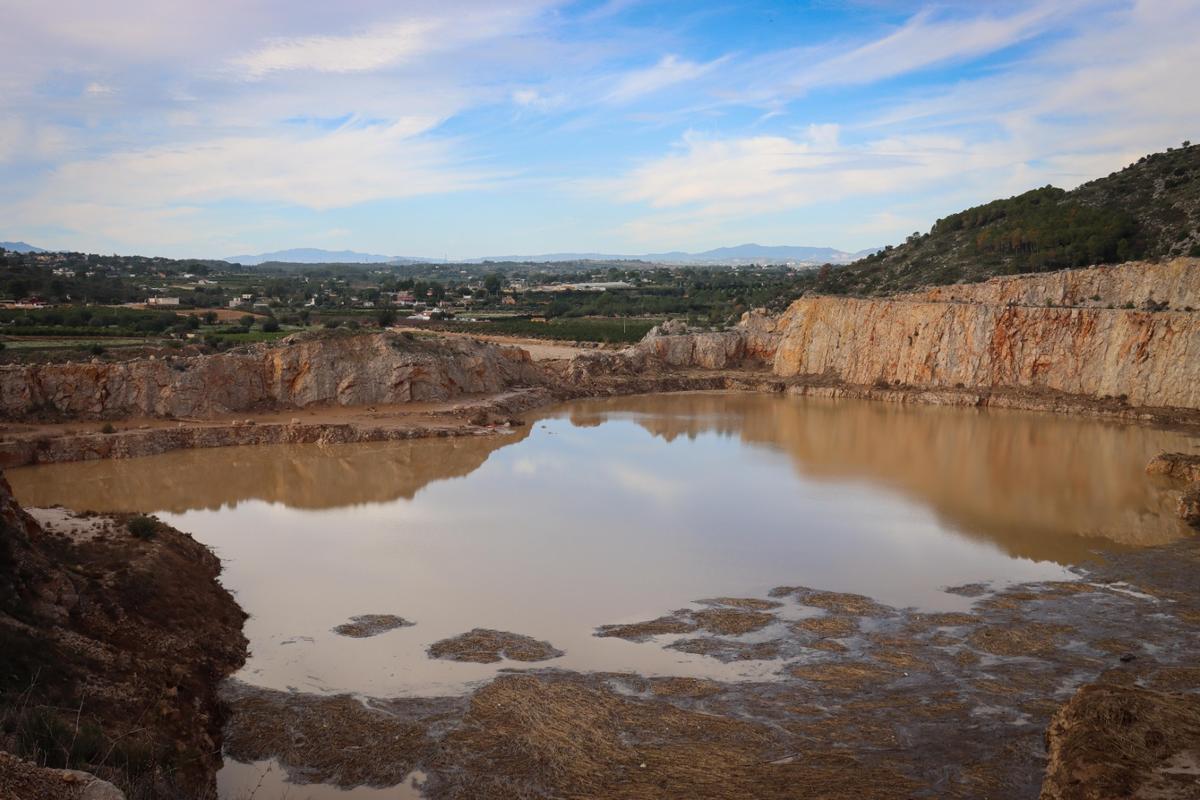 La nueva cantera convertida en embalse tras entrar el agua el 29-0.