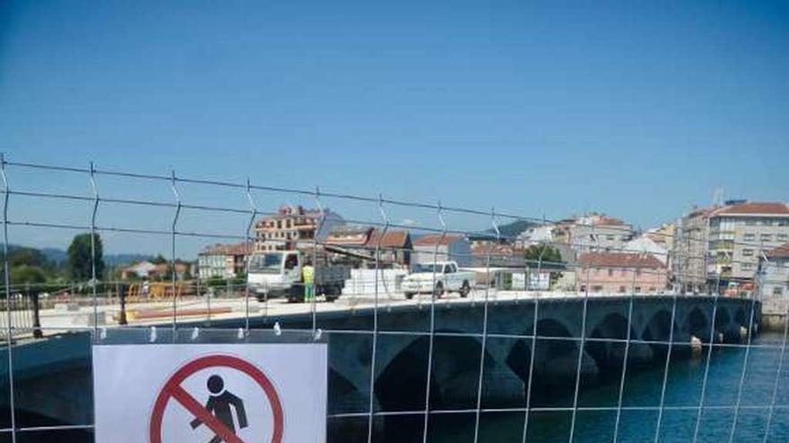 Puente de O Burgo en obras y cerrado totalmente al tránsito. // R. V..