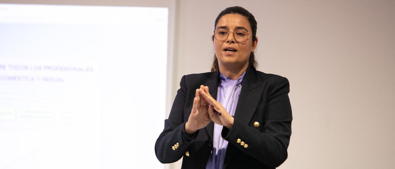 Jimena López, agente de la UFAM, durante el coloquio en el centro cultural Cervantes de Sant Antoni