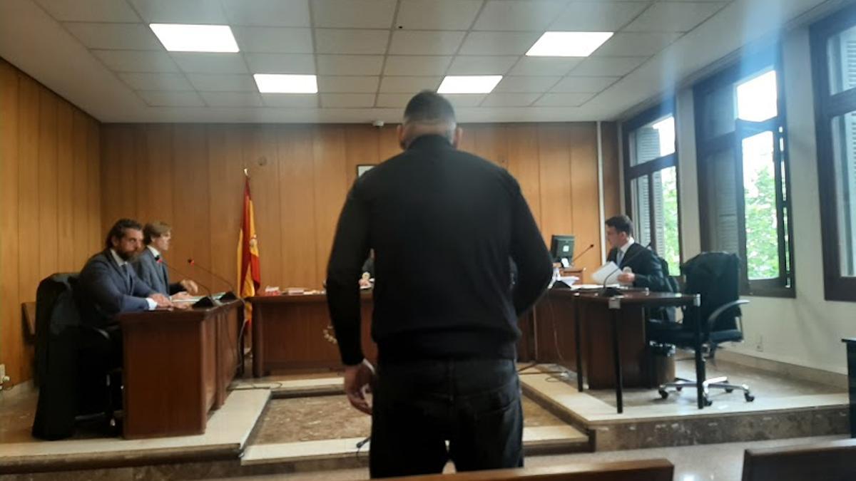 Un acusado, durante el juicio a una banda del Rolex por el atraco a un turista alemán en Platja de Palma.
