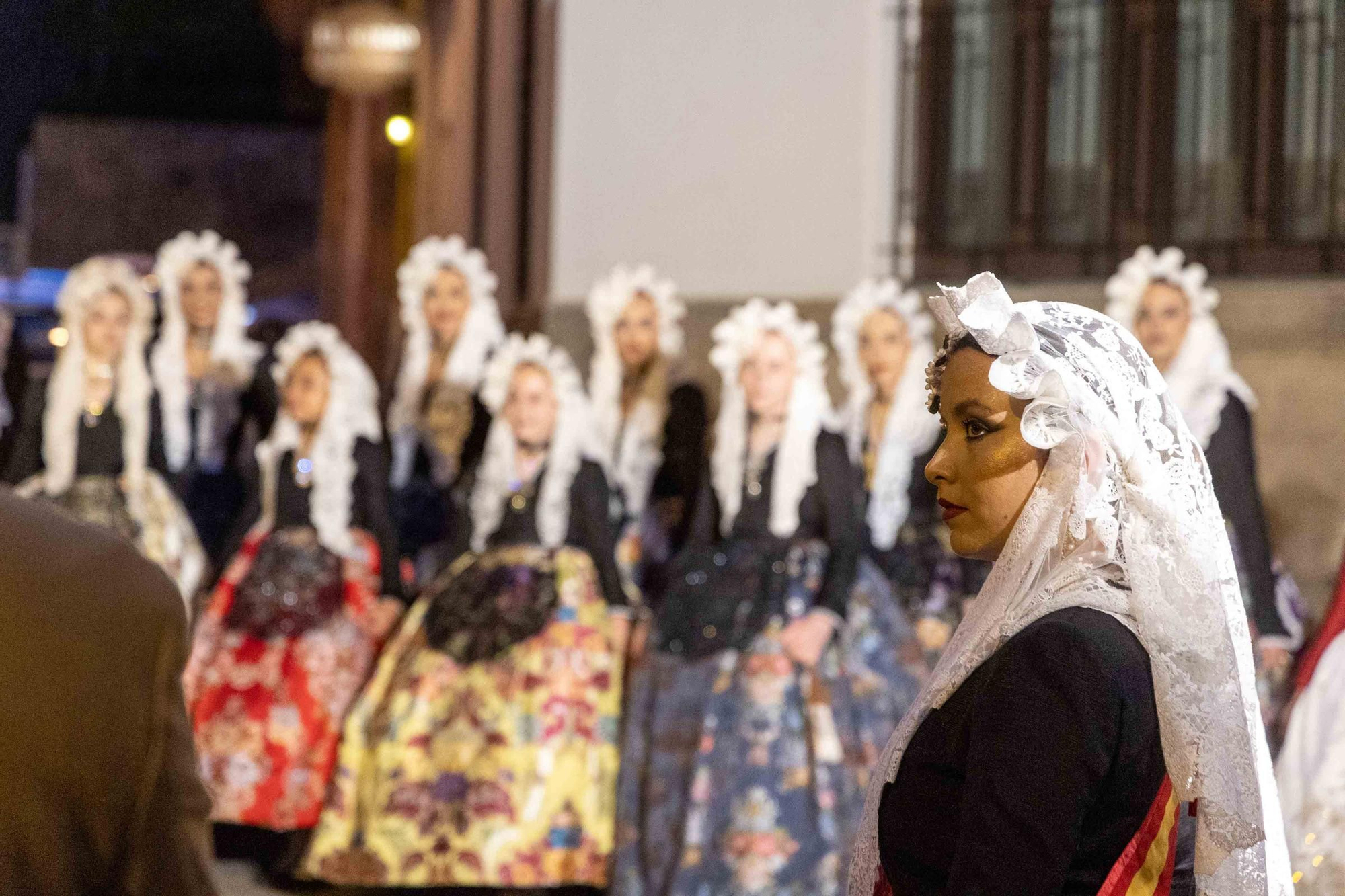 El homenaje al fundador de las Hogueras, José María Py, y el Festival de Bandas de Andrés Llorens iluminan una noche con olor a fiesta y pólvora