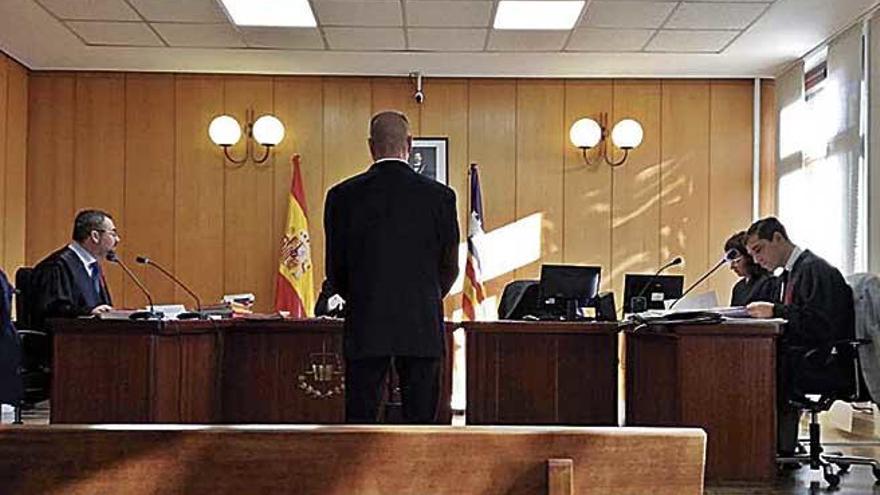 El encausado, de mediana edad, ayer durante el juicio en Palma.