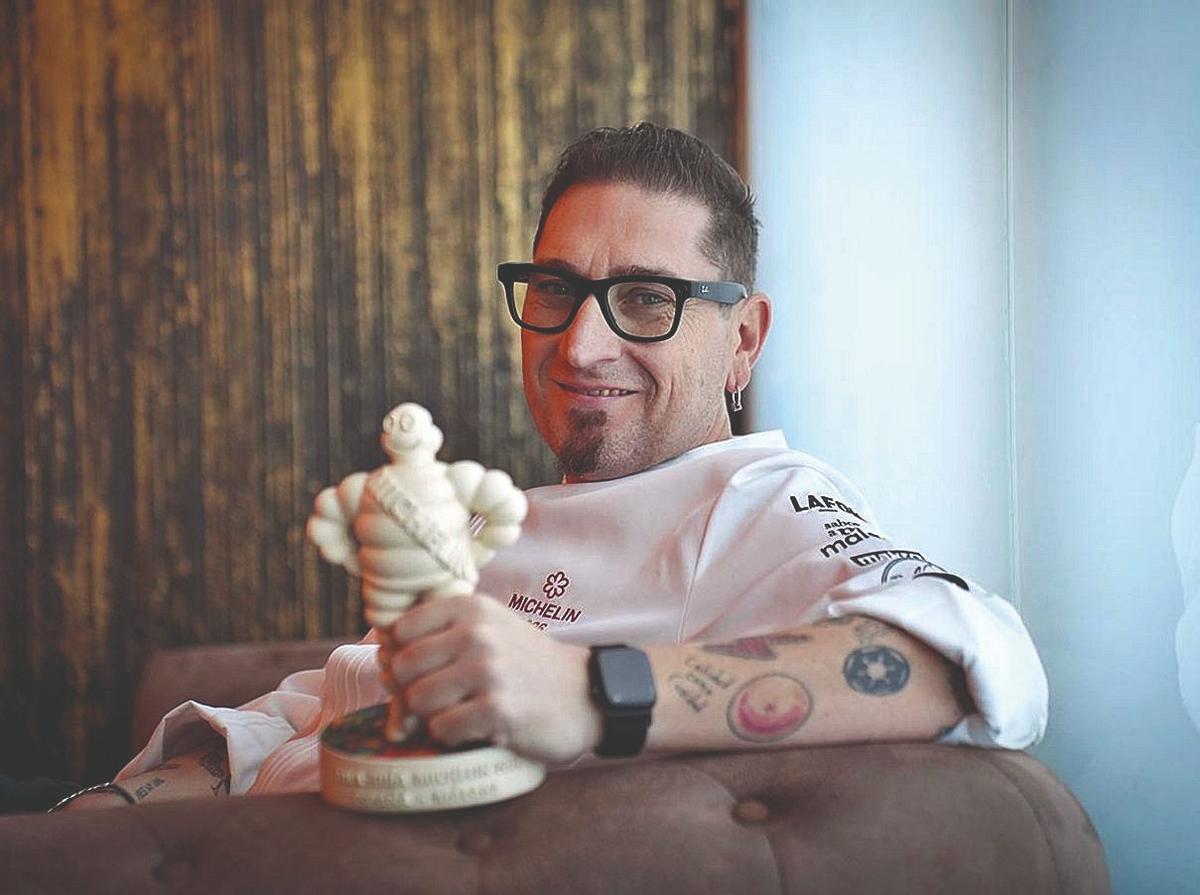 Periko Ortega, en su establecimiento Recomiendo, con el muñeco ‘Bibendum’, que desde 1898 representa a la marca Michelin.