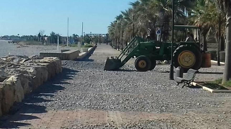 Limpian el paseo marítimo tras los efectos del último temporal