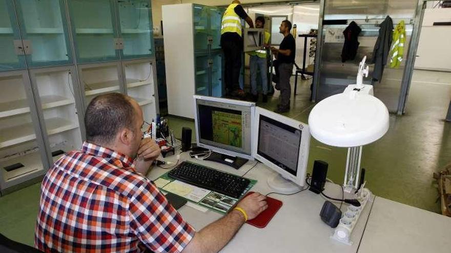 Personal de Izmar, una de las empresas adjudicatarias de fondos para proyectos piloto de Industria 4.0 en la comarca. // Marta G. Brea