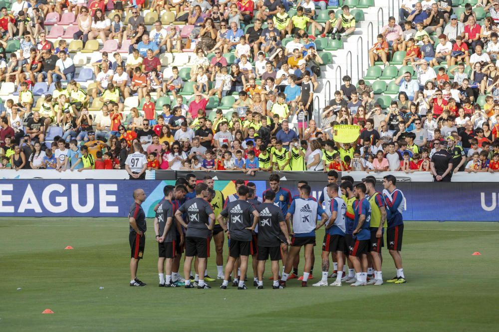 Los de Luis Enrique se ejercitan en el campo del Elche para preparar el enfrentamiento contra Croacia