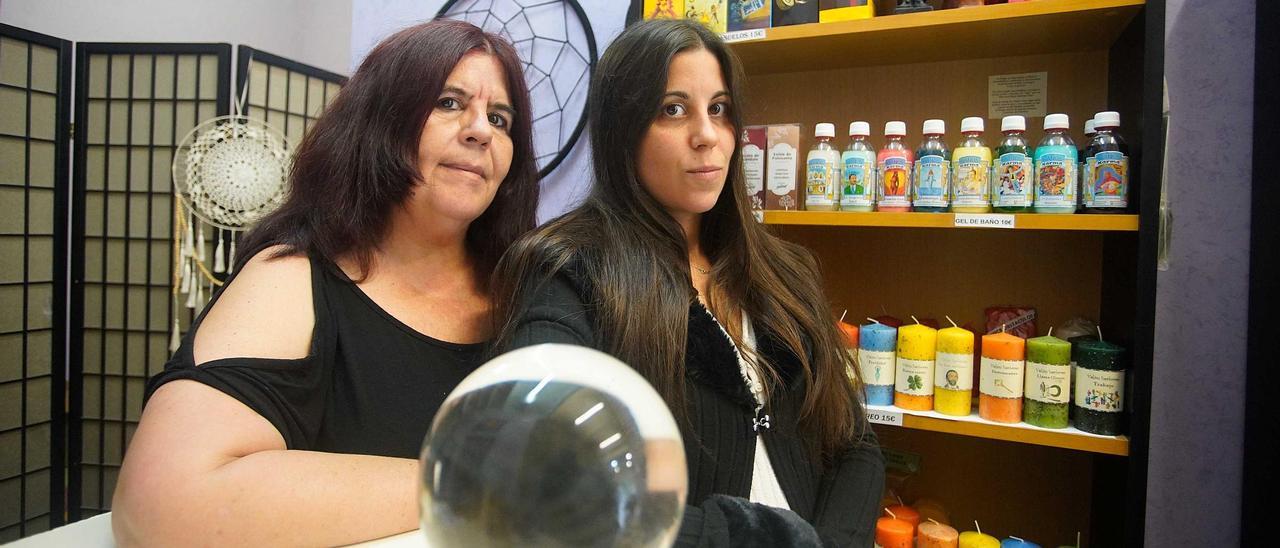 Marina Capellades i Teresa Capellades, les dues «bruixes» que regenten Sakkara, la botiga esotèrica del Carrer del Carme de Girona.