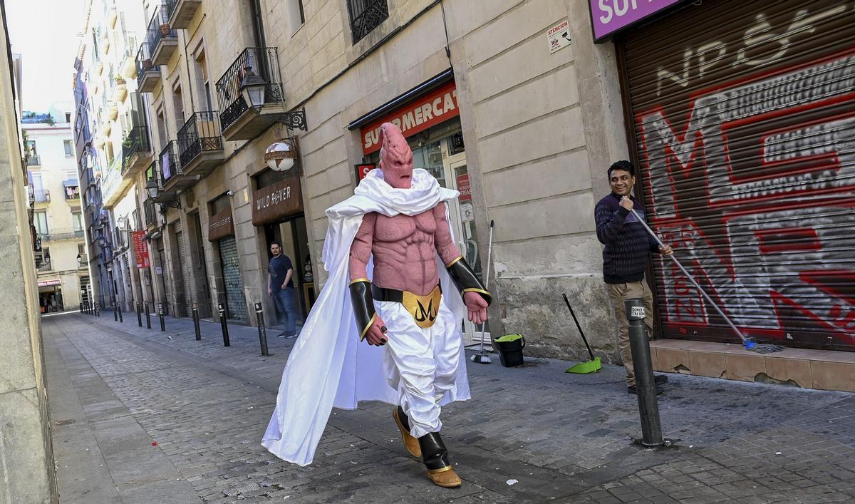 El monstruo Buu de Dragon Ball pasea por la Rambla de Barcelona